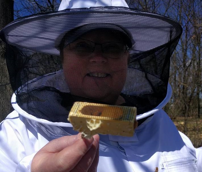 queen box smiling amy